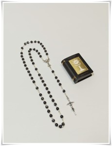 RÓŻANIEC KOMUNIJNY CZARNY MADRE PERLA KULECZKI + pudełeczko gratis!