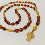 RÓŻANIEC BURSZTYNOWY NA SZNURKU SZ440