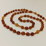 RÓŻANIEC BURSZTYNOWY NA SZNURKU SZ370