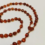 RÓŻANIEC BURSZTYNOWY NA SZNURKU SZ299