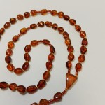 RÓŻANIEC BURSZTYNOWY NA SZNURKU SZ299