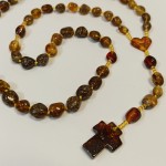 RÓŻANIEC BURSZTYNOWY NA SZNURKU SZ310