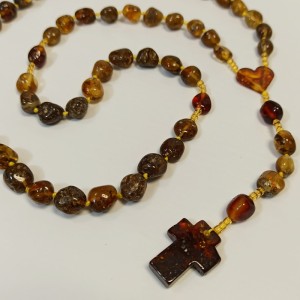RÓŻANIEC BURSZTYNOWY NA SZNURKU SZ310