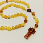RÓŻANIEC BURSZTYNOWY NA SZNURKU SZ350