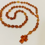 RÓŻANIEC BURSZTYNOWY NA SZNURKU SZ370
