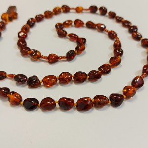 RÓŻANIEC BURSZTYNOWY NA SZNURKU SZ390