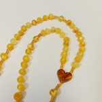 RÓŻANIEC BURSZTYNOWY NA SZNURKU SZ250